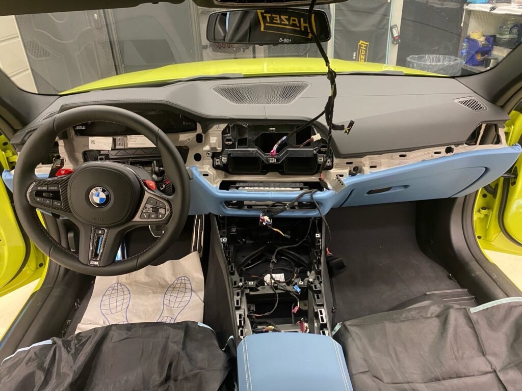 Сегодня в нашей студии новая BMW M4. Приехала к нам прямиком из салона на обширный комплекс работ, чтобы добиться мак… — фото 4