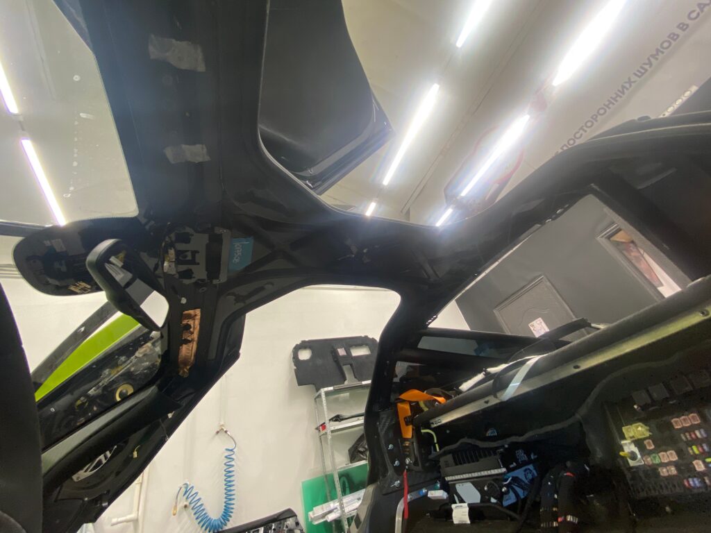 Устранение скрипов и дребезжаний в салоне McLaren 765LT, кстати, на момент работы, единственного в России👍 — фото 2