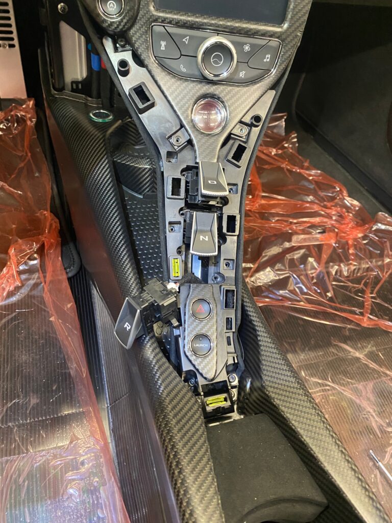 Устранение скрипов и дребезжаний в салоне McLaren 765LT, кстати, на момент работы, единственного в России👍 — фото 5