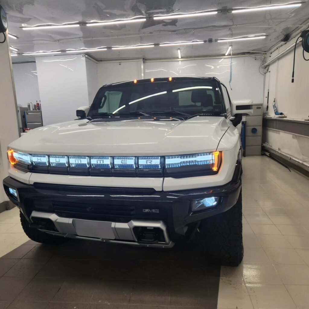 Hummer – король стереотипов автомобильного мира. Урожденный армейский вездеход, этот здоровяк изначально неуютно чувс… — фото 1