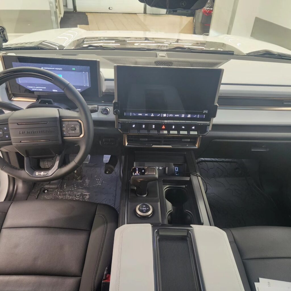 Hummer – король стереотипов автомобильного мира. Урожденный армейский вездеход, этот здоровяк изначально неуютно чувс… — фото 2