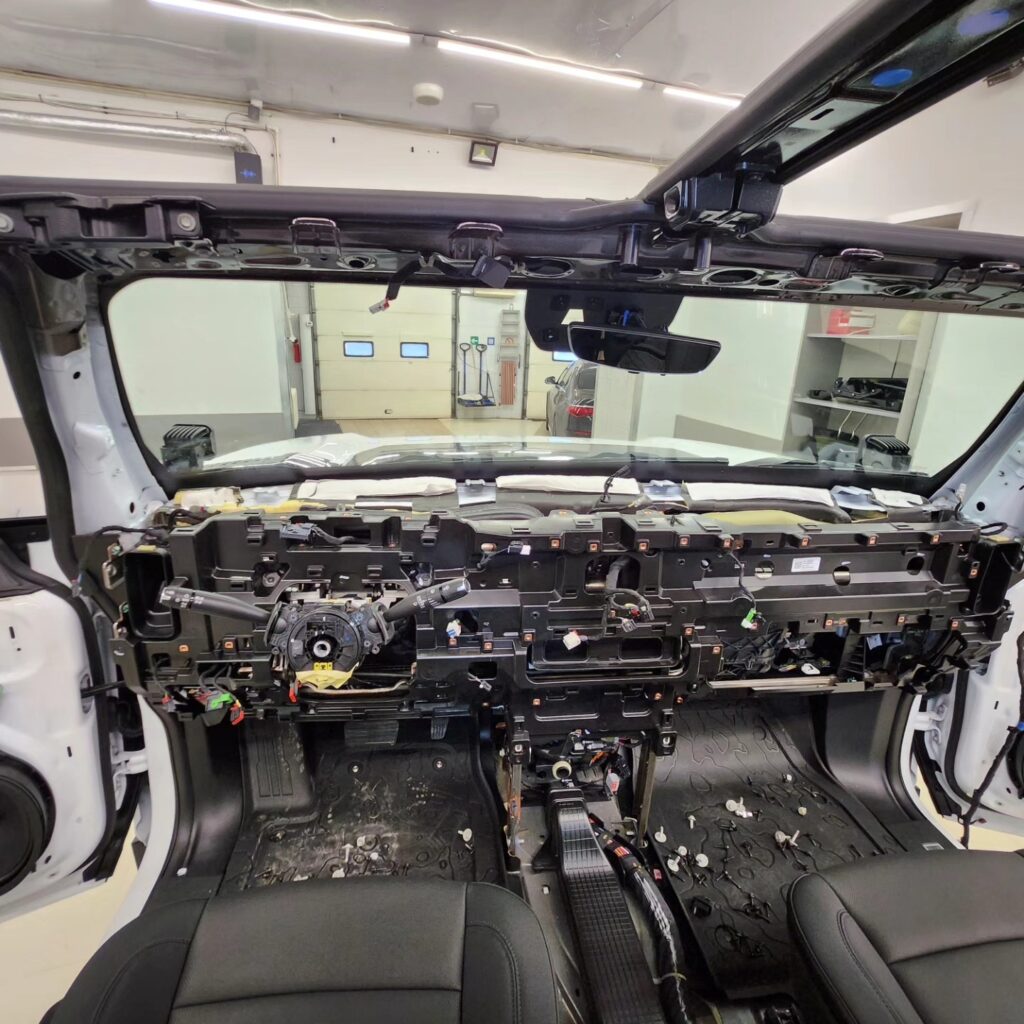Hummer – король стереотипов автомобильного мира. Урожденный армейский вездеход, этот здоровяк изначально неуютно чувс… — фото 3