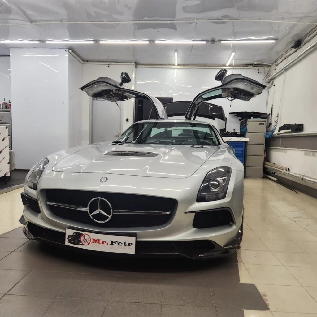Mercedes Benz SLS – автомобиль редкий. Из той когорты, что подлежит тщательному уходу, выводится в свет редко и являе… — фото 1