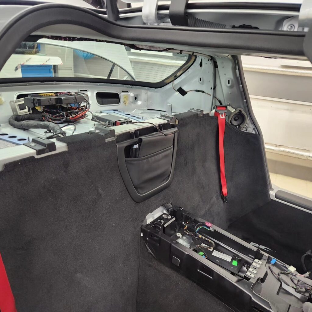 Mercedes Benz SLS – автомобиль редкий. Из той когорты, что подлежит тщательному уходу, выводится в свет редко и являе… — фото 3