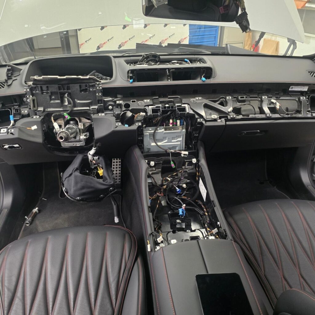 S-класс от Mercedes-Benz давно уже стал чем-то самостоятельным, знаковым, где-то даже культовым. Это своеобразный зна… — фото 5