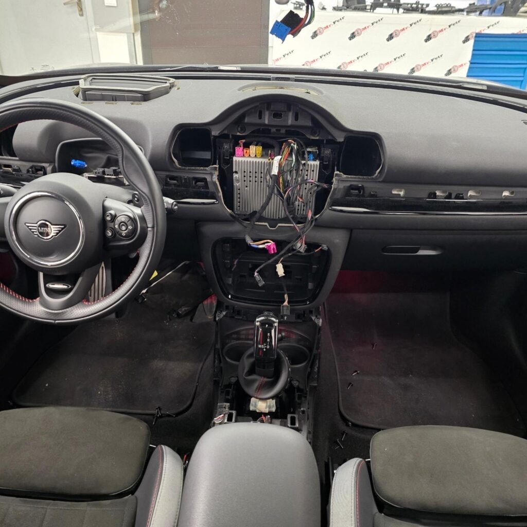 Mini — пожалуй одна из самых понятных и предсказуемых автомобильных марок. Неважно, какая модель некогда британского … — фото 3