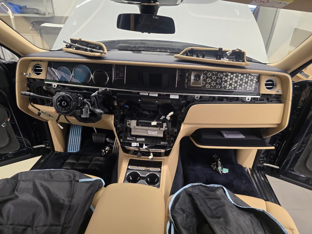 Rolls-Royce давно стал синонимом роскоши, богатства, успеха. Их покупают состоявшиеся и состоятельные люди, обходят с… — фото 2