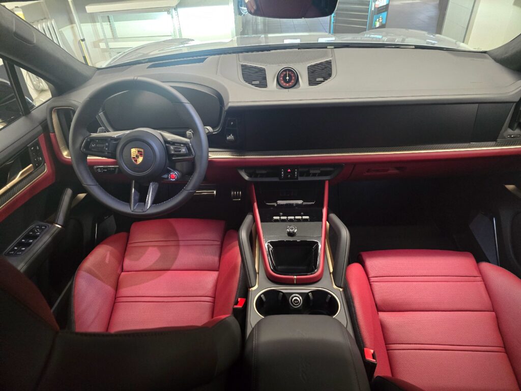 Porsche Cayenne — однозначный любимчик среди люксовых кроссоверов в России. Модель пользуется спросом среди автолюбит… — фото 2