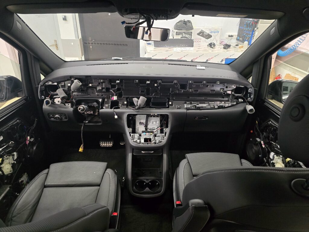 Минивэны всегда стояли особняком в автомобильном мире. Как правило яркие представители жанра могут похвастать удобным… — фото 2