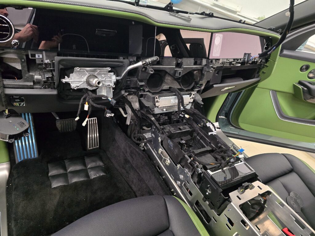 В автомобильном мире сходу сложно назвать марку более узнаваемую, чем Rolls-Royce. Про чопорных англичан, несущих в м… — фото 2