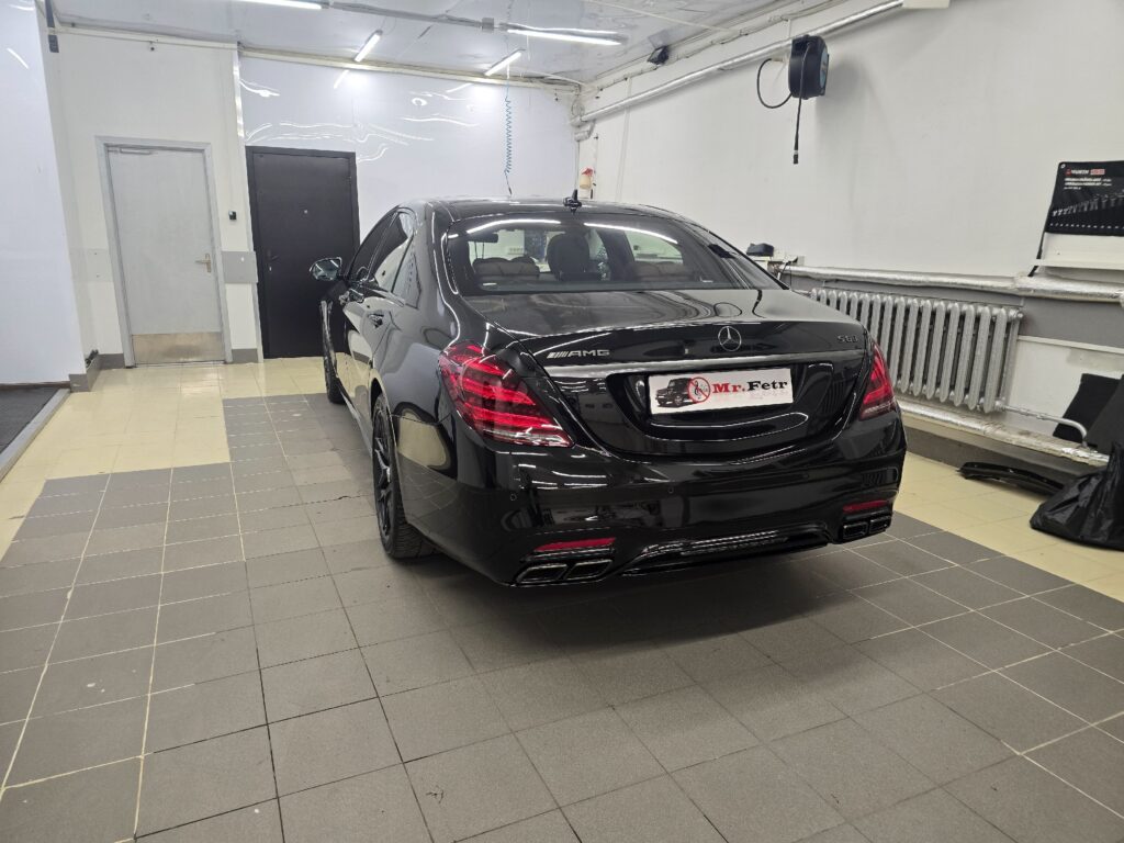 S-Class в России давно оброс стереотипами. Автомобиль комфортный, удобный, функциональный и... скучный! Впрочем, для … — фото 1