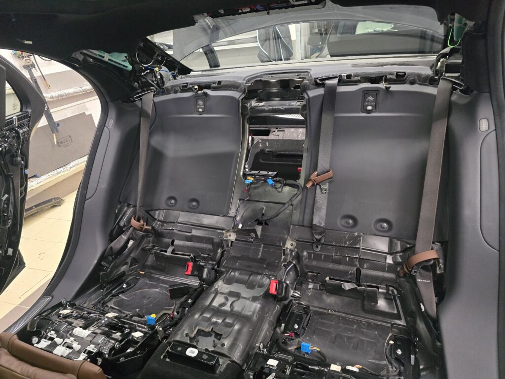 S-Class в России давно оброс стереотипами. Автомобиль комфортный, удобный, функциональный и... скучный! Впрочем, для … — фото 5