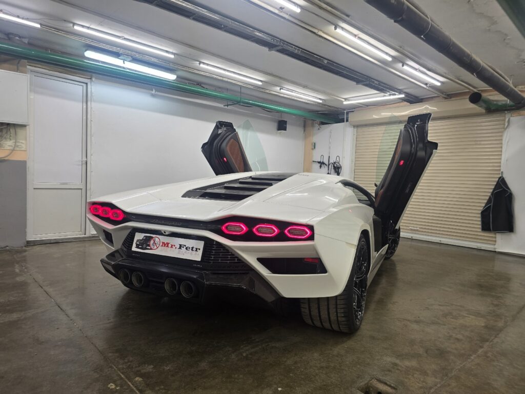 Lamborghini Countach — легенда автомобилестроения, которая предопределила дальнейшее развитие итальянского производит… — фото 1