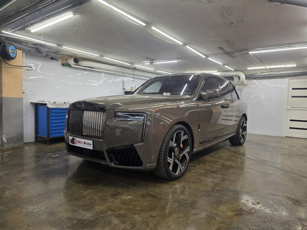 Что приходит в голову рядового автомобилиста, когда слышит «Rolls-Royce Cullinan»? Дорого, богато, недоступно. Что сл… — фото 1