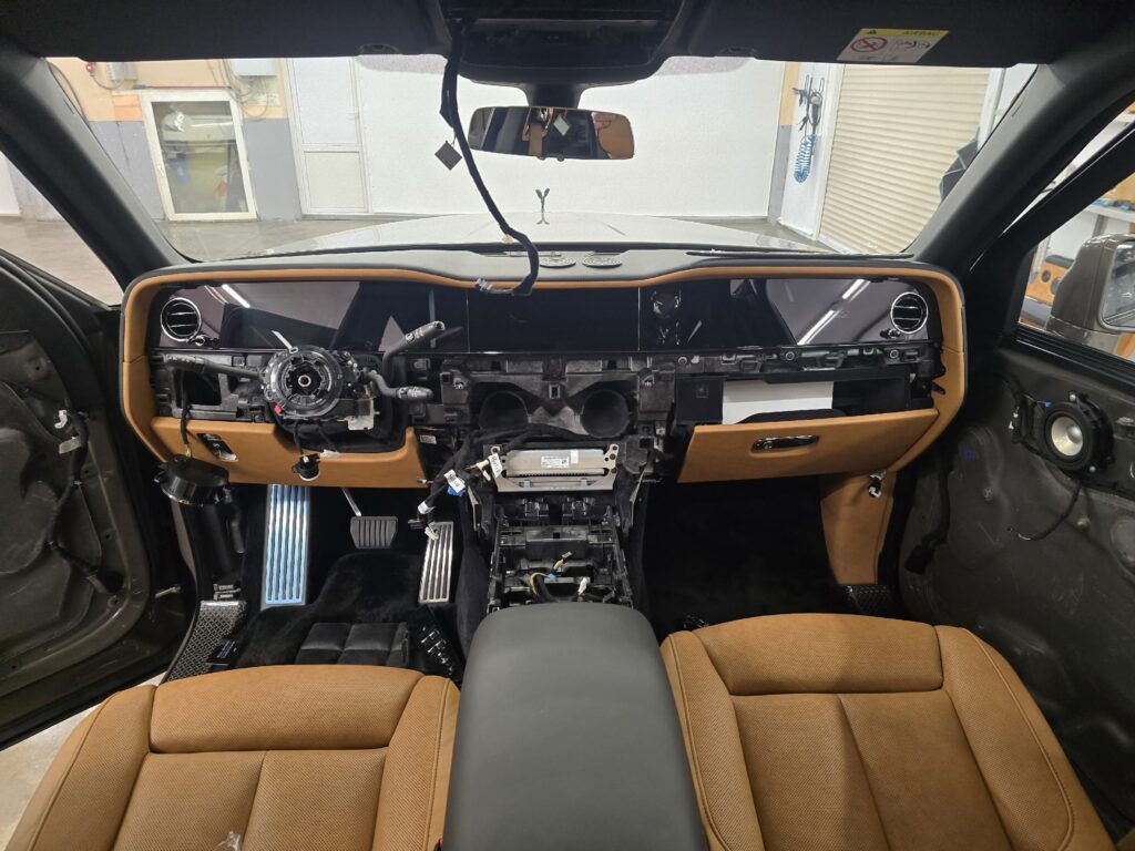 Что приходит в голову рядового автомобилиста, когда слышит «Rolls-Royce Cullinan»? Дорого, богато, недоступно. Что сл… — фото 2