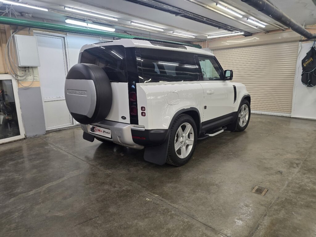 Land Rover Defender — автомобиль из разряда легендарных. Тот, старый, брутальный и квадратный, который производили в … — фото 1