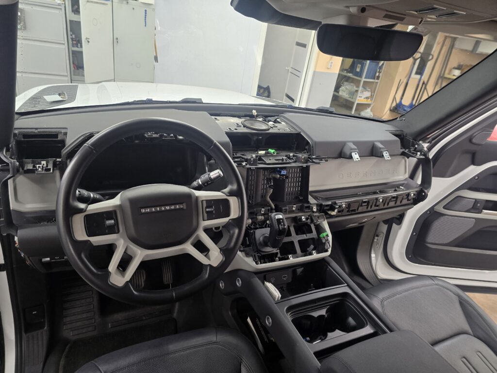 Land Rover Defender — автомобиль из разряда легендарных. Тот, старый, брутальный и квадратный, который производили в … — фото 2