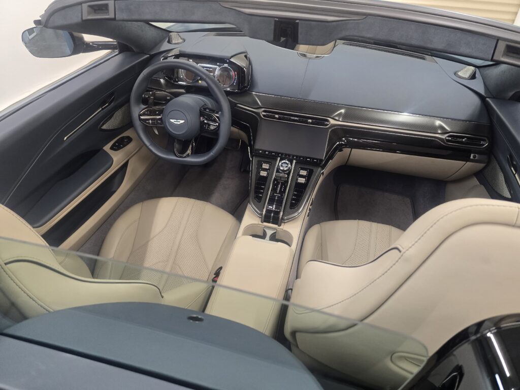Первое, что узнаешь при знакомстве с новым Aston Martin Vantage Roadster — как быстро складывается его крыша. Не мощн… — фото 2