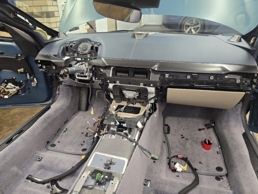 Первое, что узнаешь при знакомстве с новым Aston Martin Vantage Roadster — как быстро складывается его крыша. Не мощн… — фото 3