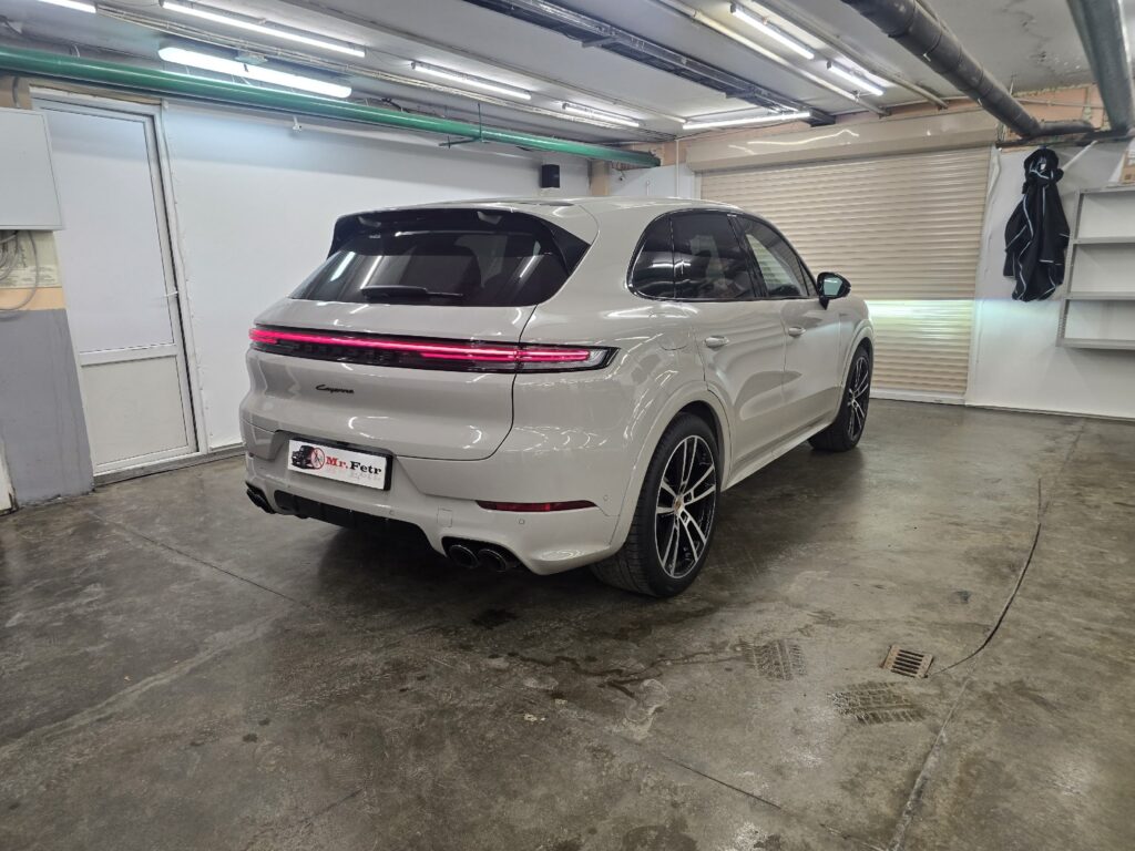 Porsche Cayenne — один из самых популярных кроссоверов класса «премиум» в России. Даже засилье китайцев, с их ценами,… — фото 1