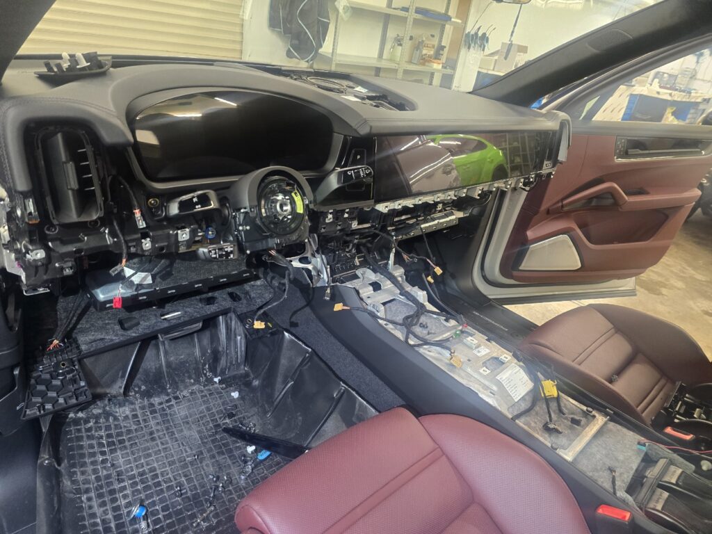 Porsche Cayenne — один из самых популярных кроссоверов класса «премиум» в России. Даже засилье китайцев, с их ценами,… — фото 3