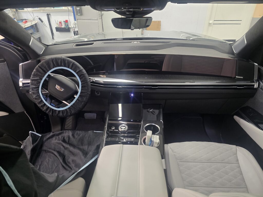Cadillac Escalade в 2025 году прошел курс омоложения — в свет вышло новое поколение брутального внедорожника. Здоровя… — фото 2